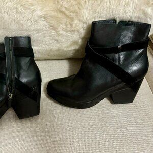 Eileen Fisher black, leather ankle boots w zipper & suede detail - women sz 9